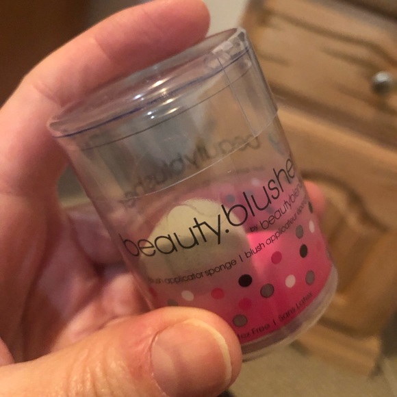 FREE* “Beauty Blusher” blush applicator sponge!!! - Picture 4 of 5